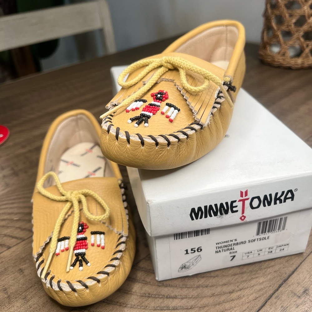 Minnetonka Women's Thunderbird Softsole Moccasin, Natural, Size 7